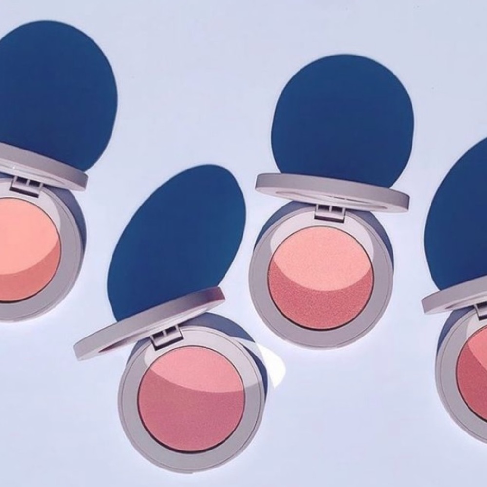 Vapour Beauty blush powder (color: Smitten)